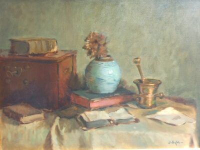 Stilleven met vijzel en boeken.