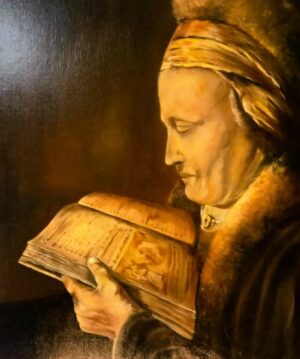 Une vieille femme lit un livre.