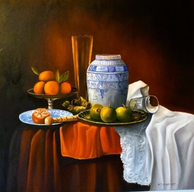 Stilleven met beschilderde vaas.