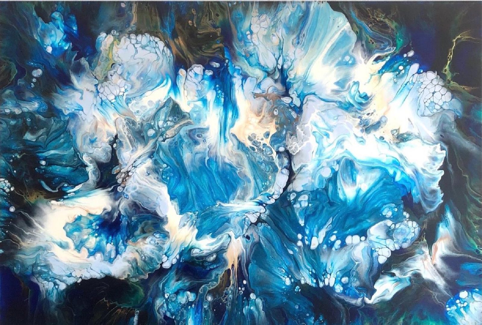 Bleu foncé.