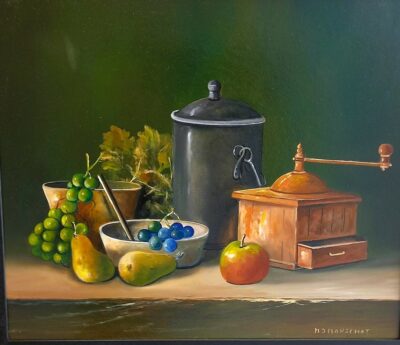 Natura morta con macinino da caffè e frutta.